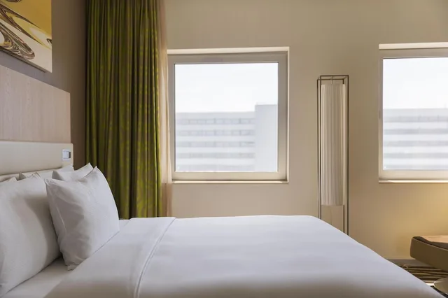 جناح ديلوكس بسرير كينج بمنطقة جلوس، Hilton Frankfurt Airport 2/6