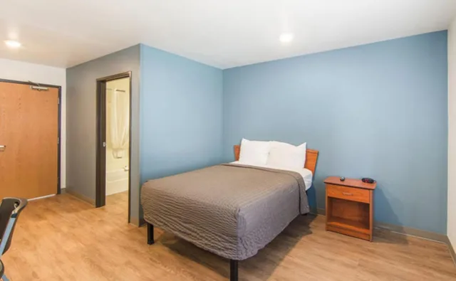جناح بسرير كوين بحوض استحمام لذوي الإعاقة، WoodSpring Suites Port Orange - Daytona Beach 2/7