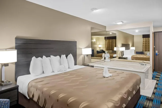 غرفة بسرير كينج بحوض جاكوزي، Rodeway Inn Grandville - Grand Rapids 9/10