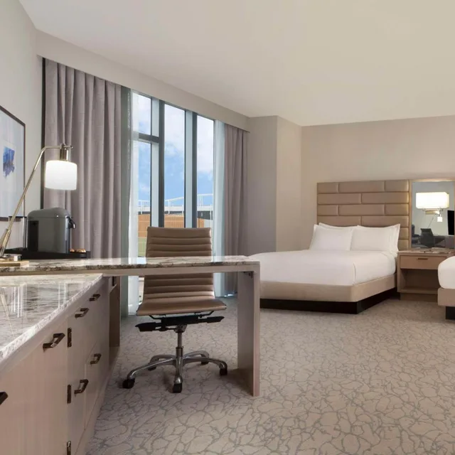 جناح جونيور بسريرين كوين مع أريكة بحوض استحمام لذوي الإعاقة، Hilton West Palm Beach 4/7