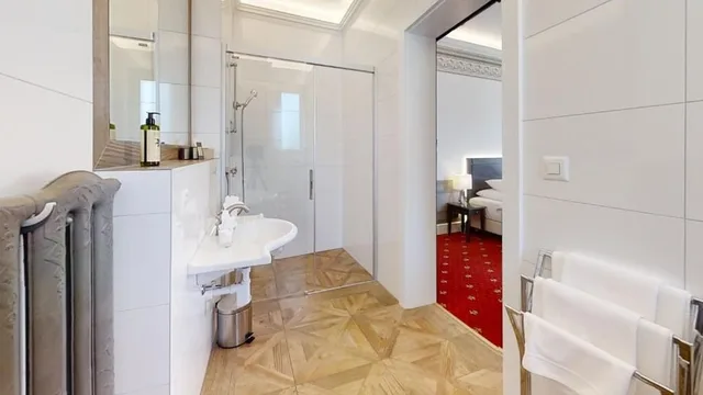 غرفة سوبيريور ديلوكس بسريرين منفصلين بإطلالة على البحيرة بشرفة، GOLF HOTEL RENE CAPT 5/5