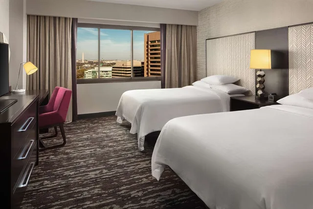 جناح بغرفتي نوم بإطلالة، Embassy Suites By Hilton Crystal City National Airport 1/4