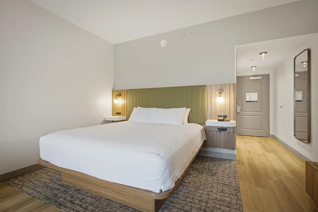 غرفة بسرير كينج مع أريكة، Hampton Inn Hickory 1/8