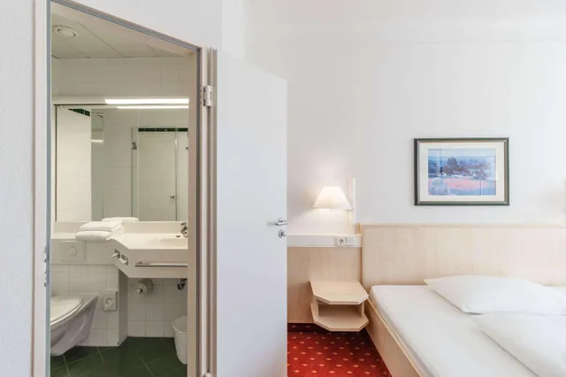 غرفة قياسية بسرير كوين وسرير مزدوج، InterCityHotel Schwerin 2/2