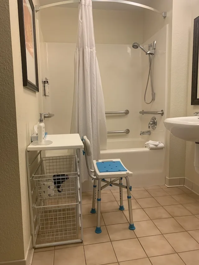 غرفة بسرير كوين بمطبخ لذوي الإعاقة، STAYBRIDGE SUITES LINCOLNSHIRE 1/2