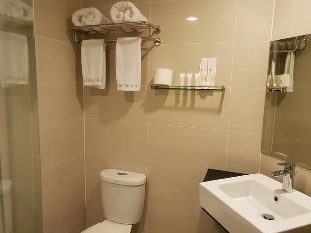 شقة عائلية بسرير كينج وسرير كوين بإطلالة على القناة بغرفتي نوم، Luxe In Venice - The Venice Residences 2/5