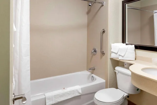 غرفة بزنس بسرير كينج وسريرين كوين، Comfort Inn & Suites Thousand Islands Harbour District 8/9