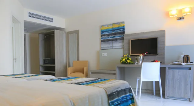 غرفة قياسية بسرير مزدوج أو سريرين منفصلين بإطلالة على المسبح بشرفة، Riviera Spa Resort - Adults Only 1/8