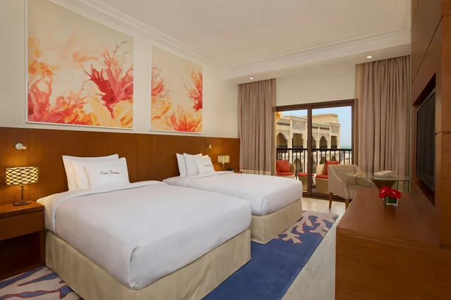 غرفة قياسية بسريرين منفصلين بشرفة، Double Tree by Hilton Resort and Spa Marjan Island 6/8