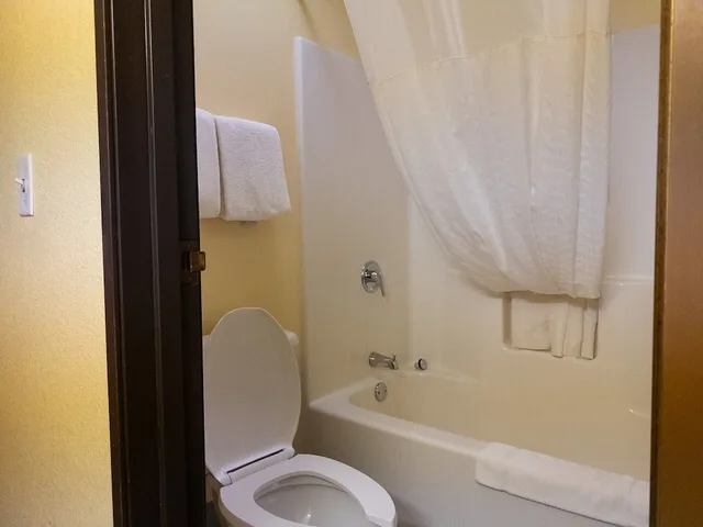 جناح بسرير كينج بشرفة، Baymont By Wyndham Battle Creek Downtown 5/6