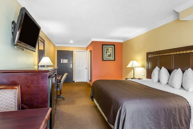 Upgrade, King Bed، Quality Inn and Suites Bell Gardens Los Angeles 1/4