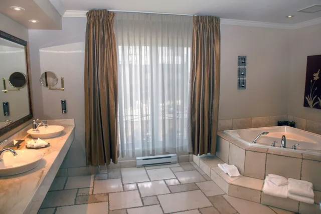 Efficiency, Suite, King Bed, Sofa, Jetted Tub، Hotel Brossard 5/6