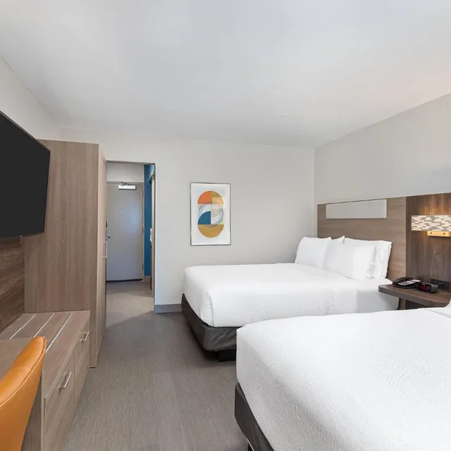 جناح بسريرين كوين بغرفة نوم واحدة مع أريكة لذوي الإعاقة، Holiday Inn Express Atlanta Airport - North by IHG 1/1