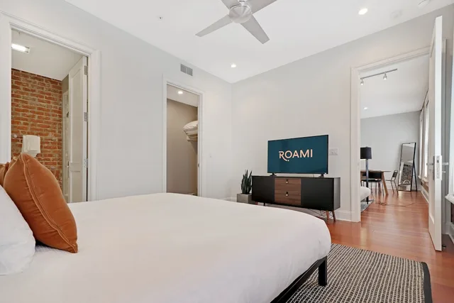 Adjoining, Apartment, 5 King Beds, 4 Queen Beds, 2 Sofa، Factors Row by Sextant 3/10