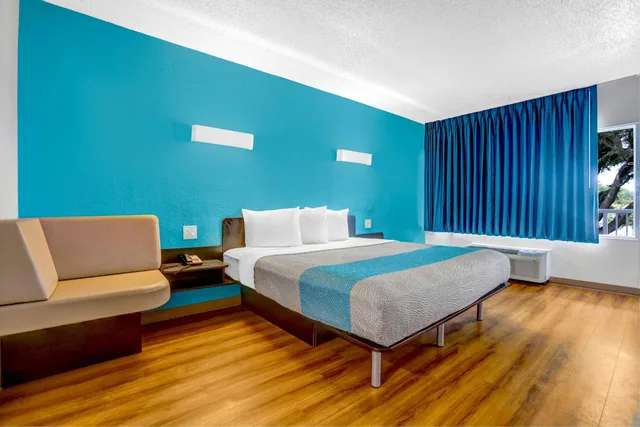 غرفة بسرير كينج، Motel6 Jacksonville, NC 5/10