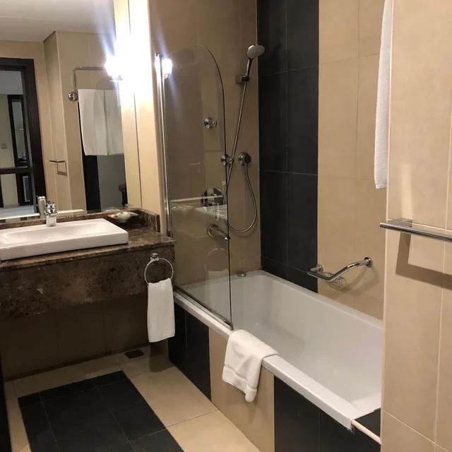 Deluxe, Double Bed, Side Sea View، Golden Tulip Doha 6/6