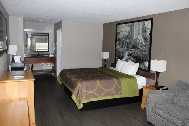 غرفة بسرير كينج لذوي الإعاقة، Super 8 by Wyndham Fort Chiswell Wytheville Area 2/5