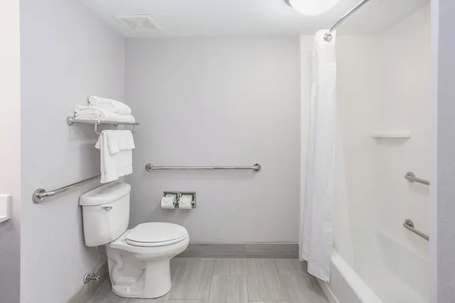 غرفة قياسية بسريرين كوين بحوض استحمام لذوي الإعاقة، Holiday Inn Hotel Suites Tallahassee Conference Center N 4/4