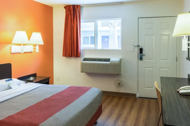 جناح بسرير كوين، Motel6 Bakersfield, CA - East 2/8