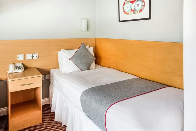 غرفة قياسية بسريرين منفصلين، London Guest House by OYO - Acton 3/10