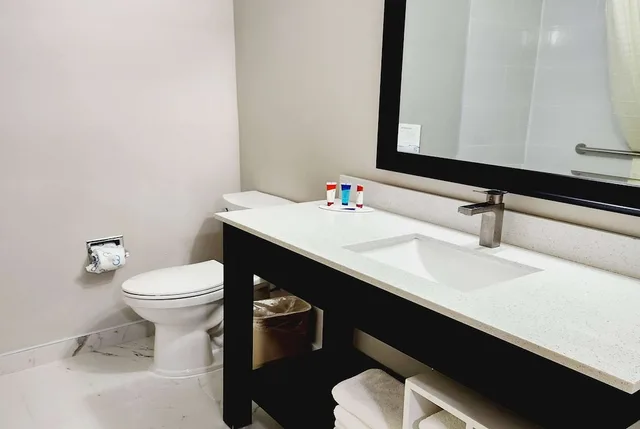 غرفة قياسية بسرير كينج، Days Inn Suites By Wyndham Corpus Christi Central 10/10