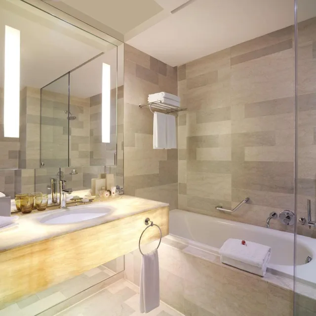Renovated, Suite, King Bed, City View، Traders Hotel Kuala Lumpur 5/7