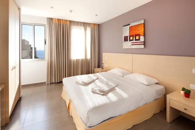جناح سوبيريور بسرير مزدوج بإطلالة على البحر بشرفة بغرفة نوم واحدة مع أريكة، Capital Coast Resort & Spa 2/5