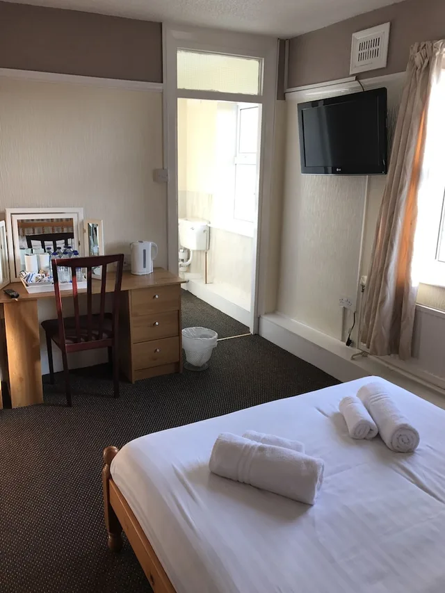 غرفة متصلة رباعية بثلاثة أسرّة، Queens Plaza Hotel 1/4