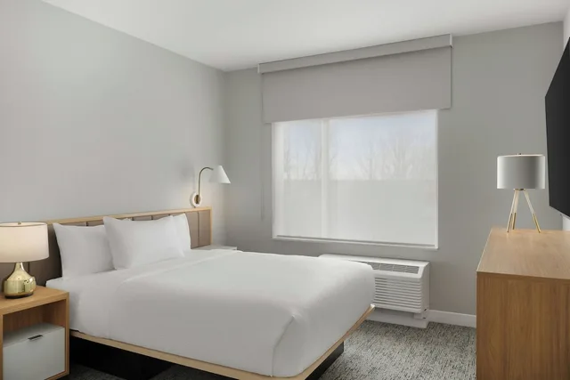 جناح بسرير كوين بغرفة نوم واحدة مع أريكة لذوي الإعاقة، TownePlace Suites by Marriott Crown Point 1/1