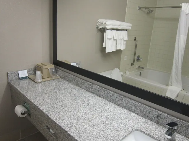 غرفة قياسية بسريرين كوين، Quality Inn Nashville Bloomington 7/8