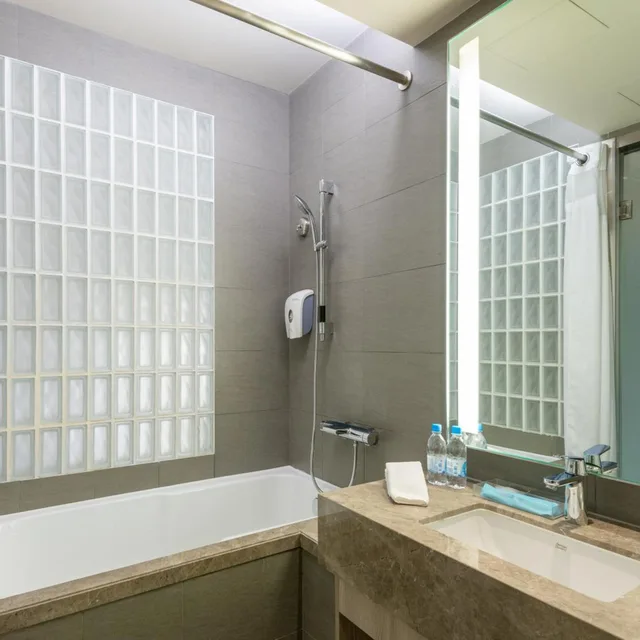 Standard, Queen Bed, Bath and Shower، Holiday Inn Express Hong Kong Mongkok 5/10