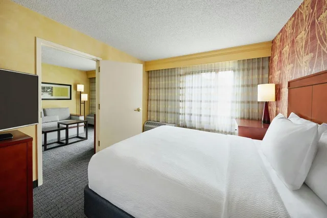 1 Bedroom, 2 Rooms, Guest Room, Suite, King Bed, Sofa، Courtyard by Marriott Des Moines West Clive 1/5