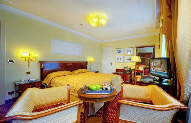 غرفة فاخرة بسرير مزدوج بإطلالة على المسبح بشرفة، Hotel Aurora Terme 2/3
