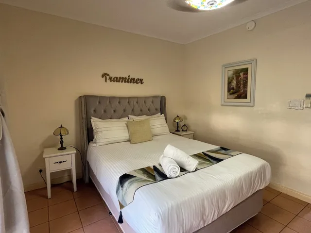 جناح بسرير كوين بإطلالة على الحديقة بغرفة نوم واحدة، Villa Provence 5/8