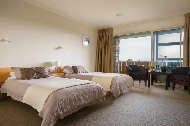 Luxury, Twin Beds, King Bed, Partial Lake View, Private Bathroom، Chalet Eiger 4/10