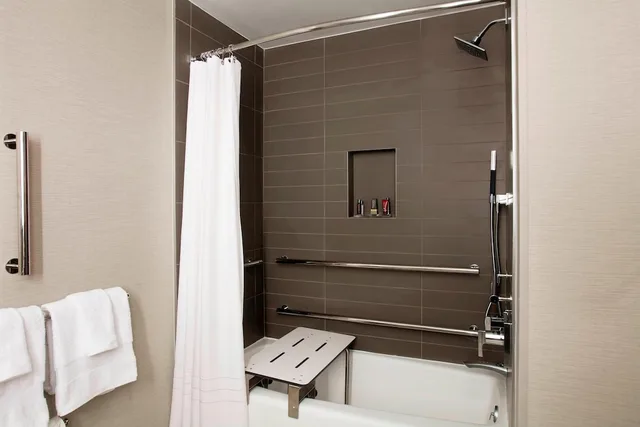 غرفة تنفيذية بسرير كينج لذوي الإعاقة، Fort Lauderdale Marriott Coral Springs Hotel & Convention Center 2/2