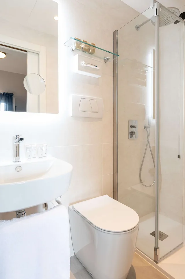 جناح بسرير كوين بإطلالة على البحر بشرفة مع أريكة بمنطقة جلوس، Best Western Regina Elena 7/10