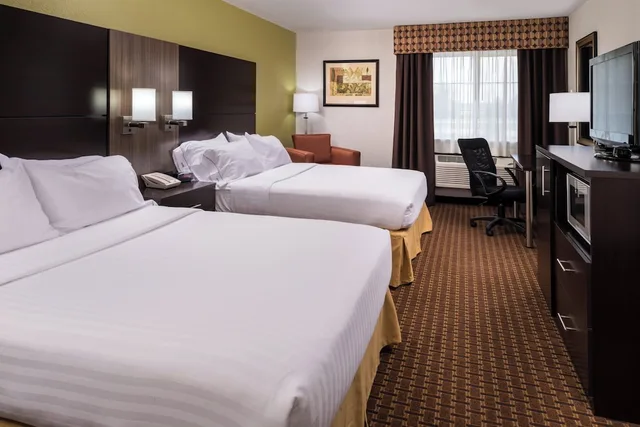 غرفة قياسية بسريرين كوين، Holiday Inn Express Hotel And Suites Bucyrus 1/3
