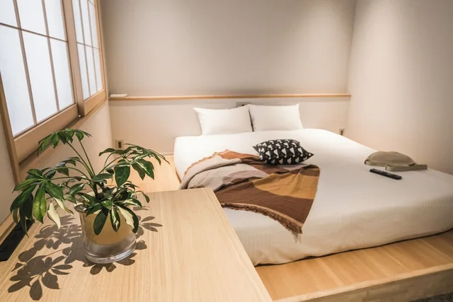 Signature, Studio, Queen Bed, WAYFARER Gojo 2/5