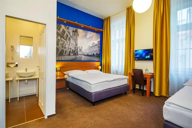 Room, Quadruple, 3 Beds, Metropolitan Old Town Hotel 8/10