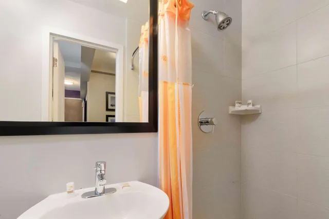 غرفة تنفيذية بسرير كينج، La Quinta Inn & Suites by Wyndham New York City Central Park 3/5
