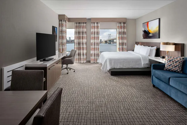 غرفة بسرير مزدوج بإطلالة على النهر، Hilton Garden Inn Camden Waterfront Philadelphia 1/1