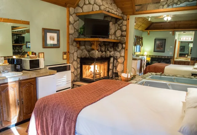 غرفة قياسية بسرير كينج بحوض جاكوزي، Sleepy Forest Cottages 2/6