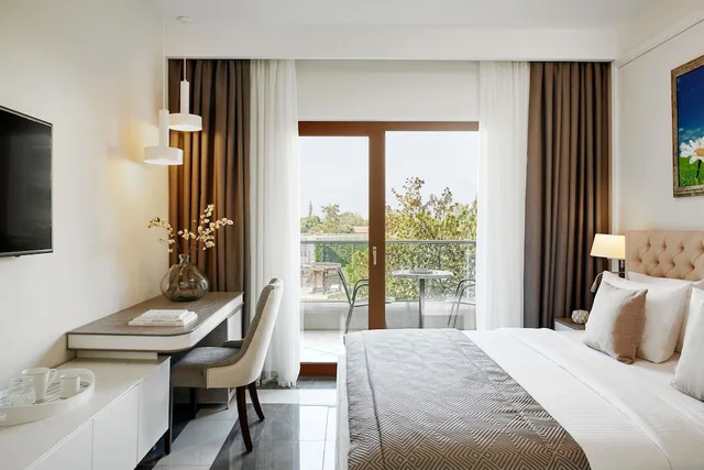 جناح جونيور بسرير كينج مع أريكة، Potidea Palace Hotel 1/3