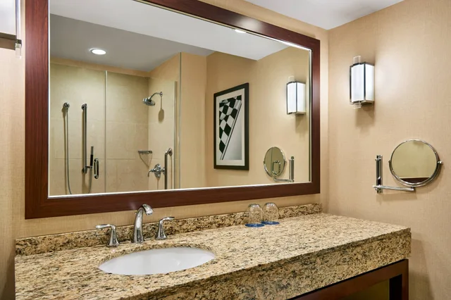 غرفة تنفيذية بسريرين كوين، Sheraton Indianapolis Hotel at Keystone Crossing 4/7