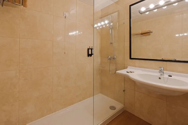 غرفة عائلية بسرير مزدوج بإطلالة على الحديقة مع أريكة، Garajau Madeira Hotel - Ocean & Nature Apartments 3/3