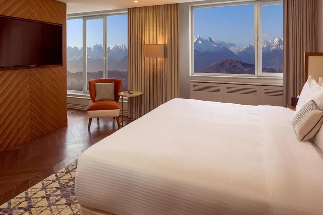 جناح جونيور بسرير كينج مع دخول صالة النادي، Sheraton Bishkek 1/2