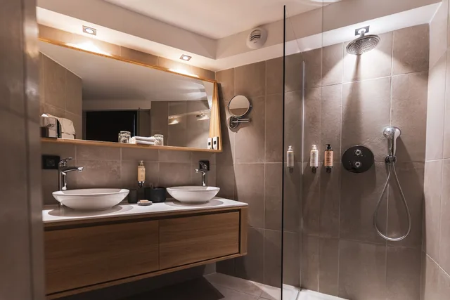 جناح كلوب بسريرين منفصلين وسرير كينج وسرير بطابقين، Grand Hôtel & Spa NUXE Serre Chevalier 2/2