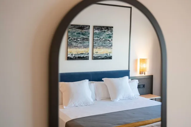 غرفة ديلوكس بإطلالة جزئية على البحر، Urh Sitges Playa Hotel 5/10
