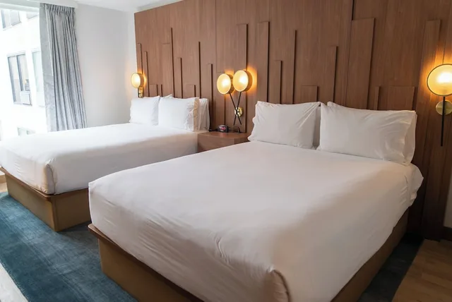 غرفة قياسية بسريرين كوين، Hotel Indigo Detroit Downtown 3/10